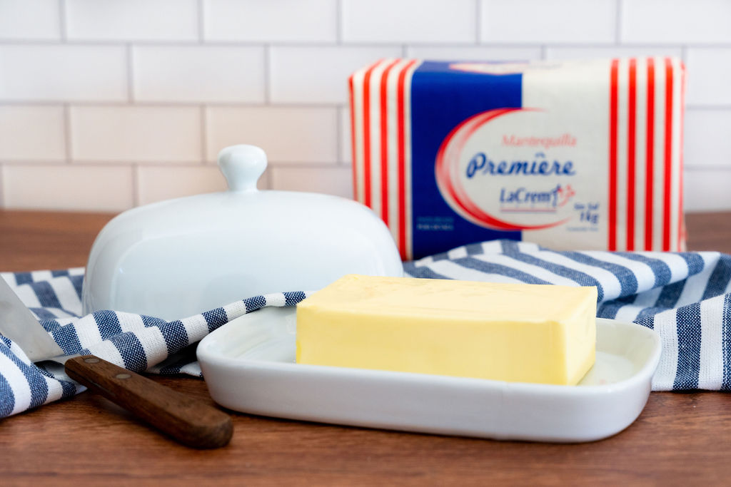 Mantequillera con mantequilla La Crem lista para panificación